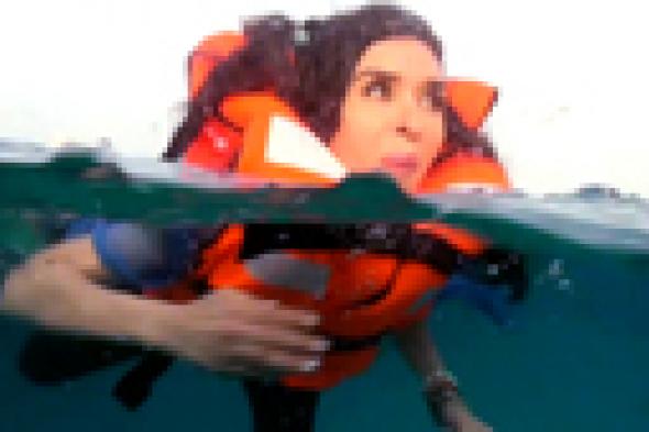 بالفيديو-دينا خوفا من "قرش البحر": اللهم إني استغفرك وأتوب إليك إني كنت من الظالمين