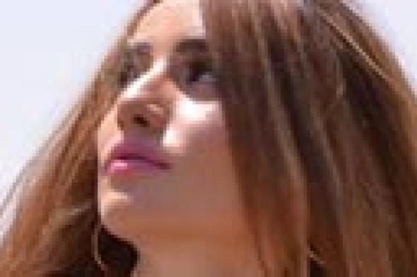 زينة تستعين بـ "لوك" جديد وتتواصل مع جمهورها