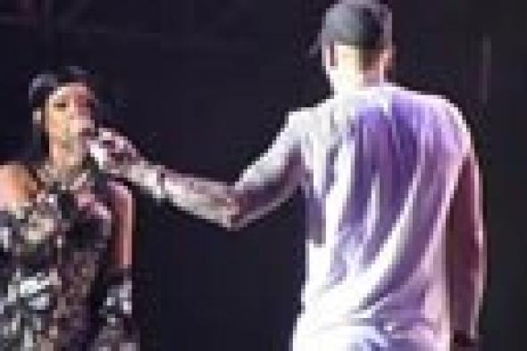 بالصور والفيديو: ريانا تفاجئ جمهور إمينم بمشاركته الغناء في مهرجان "Lollapalooza"