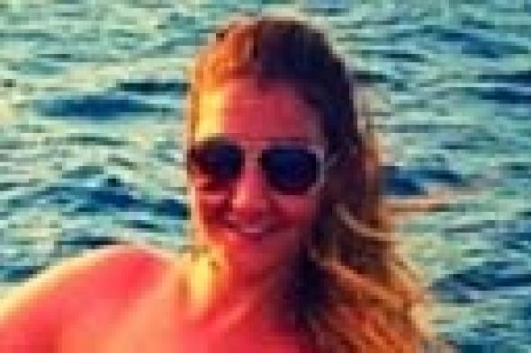 بالصور: غادة عبد الرازق تستمتع بأجازتها على البحر