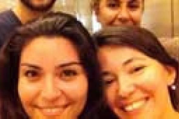 بطل "عاصي" يلتقط الصور مع المعجبين بعد الانتهاء من أداء العمرة