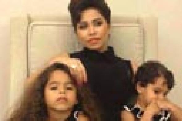 بالصور: شيرين عبد الوهاب بـ "الأسود" و"ألوان الصيف" مع ابنتيها