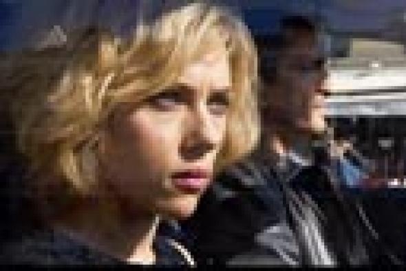 بالفيديو-"فيس بوك" عن قبلة سكارليت جوهانسون لعمرو واكد: "المصري معروف بجبروته"