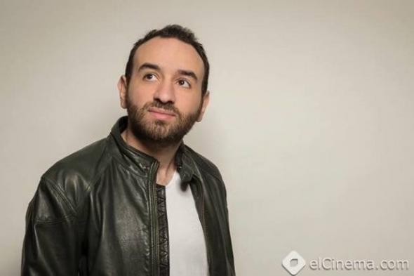 عمرو سلامة ينشر الصفحة الأولى من كتابه الجديد "القرداتي (دليل غير رسمي لصانع السينما الهاوي ليظل هاوي)"