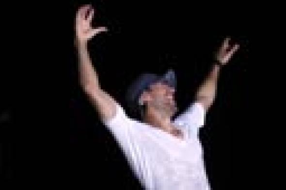 بالصور: إجلاسيس يغني في مصر رغم فرض حالة أمنية مشددة