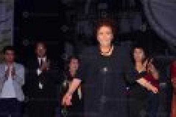 بالصور: بكاء عايدة عبدالعزيز في افتتاح المهرجان القومي للمسرح