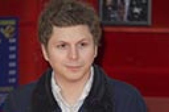 الممثل مايكل سيرا يفاجئ جمهوره بألبوم غنائي