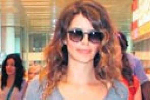 بالصور: بيرين سات تعود لتركيا بعد انتهاء "شهر العسل"