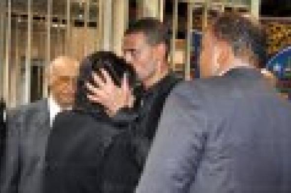 بالصور: رامز وياسر جلال يستقبلان العزاء في والدهما الراحل