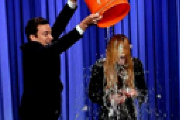 بالفيديو: لينزي لوهان لم تنجو من "تحدي الثلج" بسبب جيمي فالون