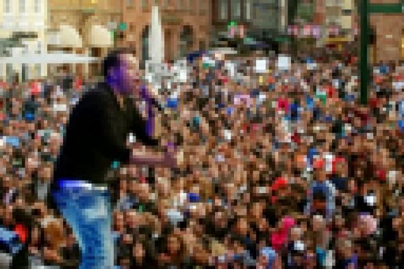 بالصور: 30 ألف أوروبي يرقصون "شعبي" مع حكيم