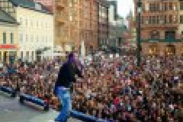 ​بالصور: 30 ألف أوروبي يرقصون شعبي مع حكيم في مالمو