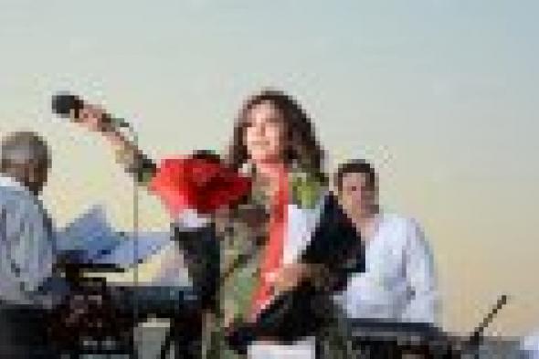 بالصور: لطيفة تحتفل بمشروع "قناة السويس" بفستان "مموه"!