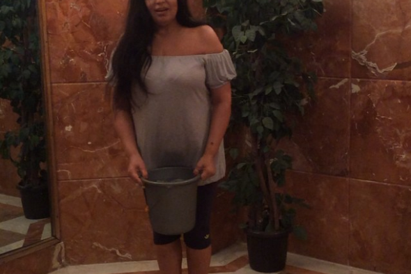 بالفيديو: رد فعل فيفي عبده بعد سكب دلو "الثلج" على رأسها