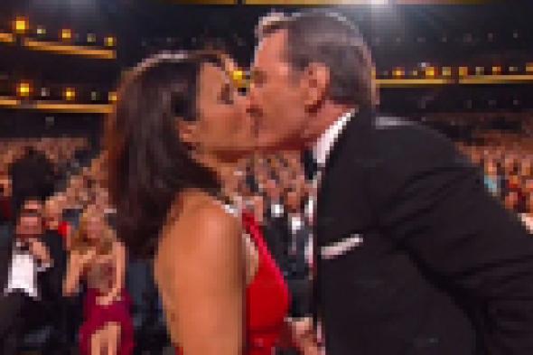 بالفيديو: جوليا لوي درايفس تفاجأ بقُبلة حميمية طويلة عقب إعلان فوزها في حفل "إيمي"!