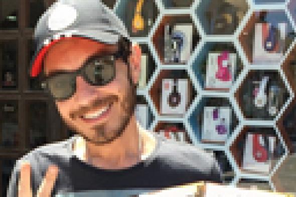 صورة: أحمد زاهر يروّج لألبوم "صديقه" تامر حسني "180 درجة"