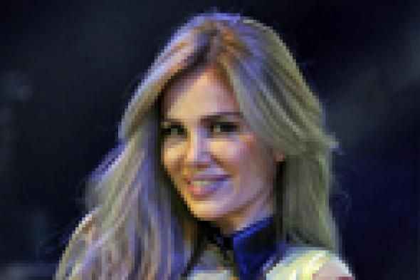 بالصور: نيكول سابا تستخدم "كماشه" لتتخلص من أظافرها!