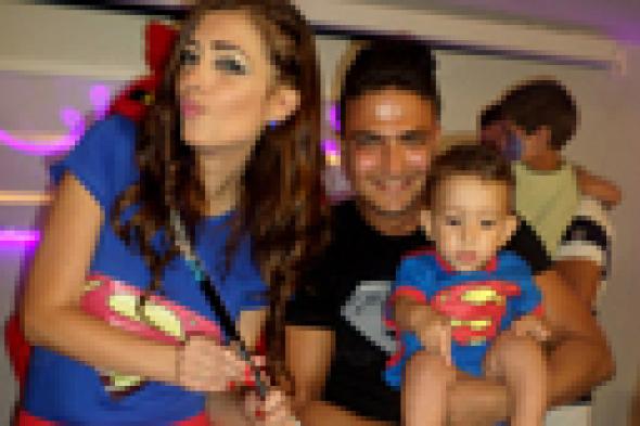 بالصور: "سوبر مان" الراعي الرسمي لعيد ميلاد ابن هيثم سعيد