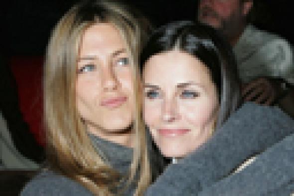 بالفيديو: كورتني كوكس تقبل تحدي جينفر أنيستون بـ"دلو الثلج"