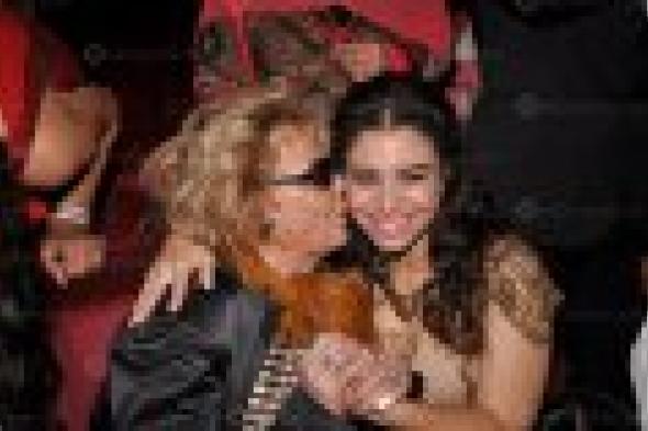 بالصور: نادية لطفي تحتفي بنسمة محجوب في العرض الخاص لـ"دنيا حبيبتي"