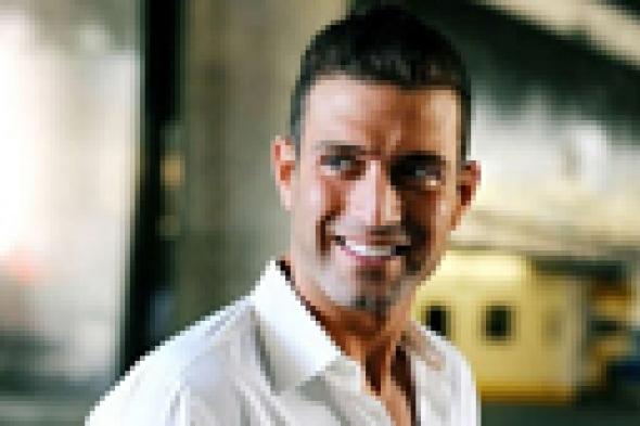 حفيد عمر الشريف المثلي: محظوظ بعائلتي المتقبلة لميولي الجنسية عكس باقي العرب