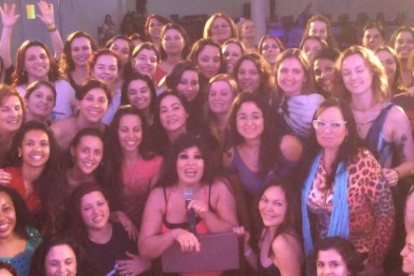 بالفيديو: شاهد استقبال الراقصات البرازيليات للفنانة فيفي عبده!