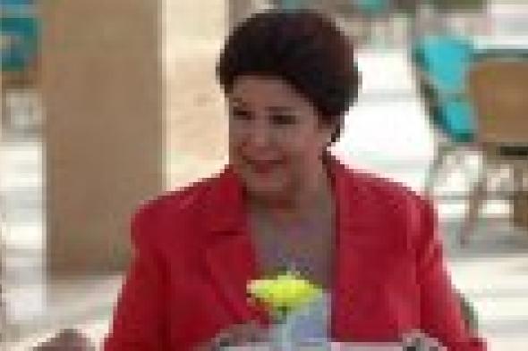 بالفيديو: عمرو أديب يُقبل رجاء الجداوي ويحتفل بعيد ميلادها على الهواء