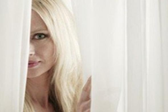 "الداخلية الإسبانية" توصى النساء بإغلاق الستائر لمكافحة الاغتصاب