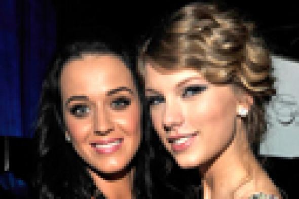 كاتي بيري تستخدم "Twitter" في رد هجوم تيلور سويفت عليها