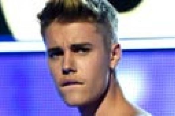 بالصور: جستين بيبر يرد على استهجان الجمهور له بالتعري على مسرح