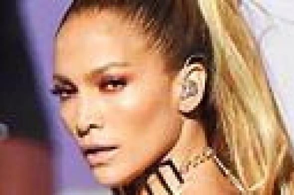بالفيديو: جينفر لوبيز تجسد أغنيتها "Booty" عمليا على مسرح "Fashion Rocks"