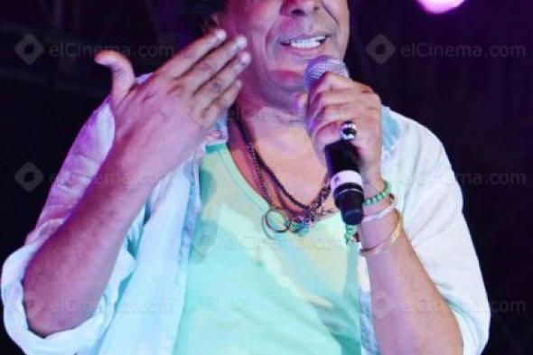 بالفيديو: بكاء محمد منير أثناء تكريمه بمهرجان اﻹسكندرية السينمائي