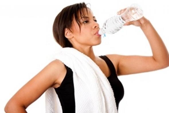 لماذا تحتاج المرأة إلى الماء أكثر من الرجل؟