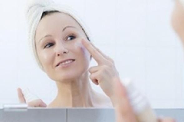 خبيرة تجميل: الماء الساخن غير مفيد للبشرة الدهنية عند النساء