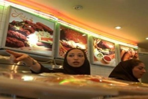 جدل حول عمل إيرانيات في المقاهي