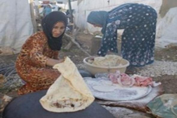 يصنعن الحلوى ويبعن الخضار.. سوريات يتحايلنَ على الأزمة المعيشيّة