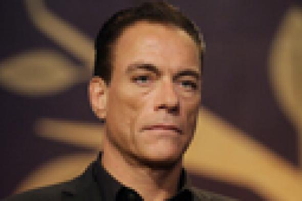 جان كلود فان دام ضد "مذبحة القطط" في نادي الجزيرة