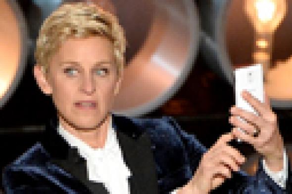 صورة: إلين ديجينيريس تلتقط أول Selfie بهاتفها الجديد "iPhone 6"