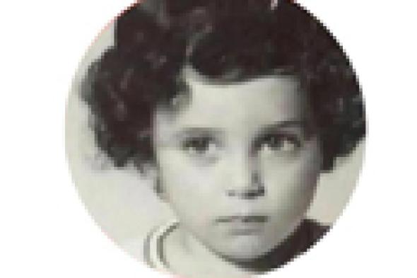 بالصور: بين الطفولة والمراهقة.. هل تغيرت ملامح هذه النجمة كثيرا عن الآن؟