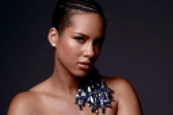 صورة: أليشيا كيز الحامل تدعو للسلام بواسطة بطنها العارية