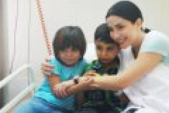 بالصور: نسرين طافش تزور الأطفال اللاجئين بمستشفيات الأردن ولبنان