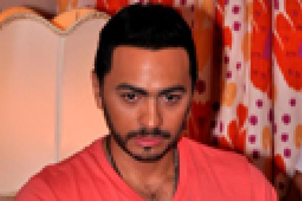 تامر حسني يؤجل حفله في الكلية الكندية حدادا على طالبة