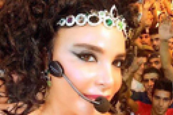 بالصور- ماريا تفتتح حفلها في لبنان بـ "سيلفي" مع جمهورها