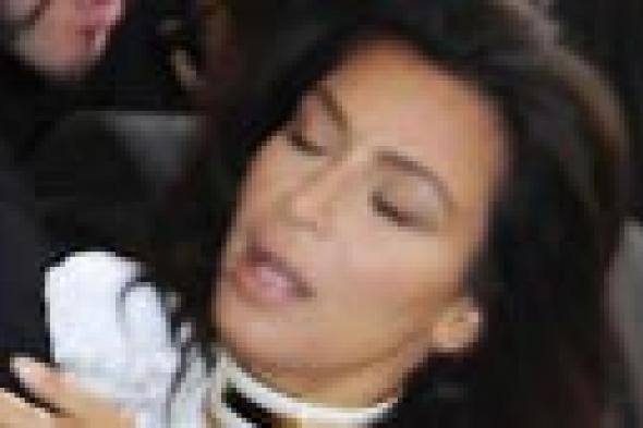 بالصور والفيديو: كيم كارداشيان يختل توازنها بفعل "متحرش النجوم"