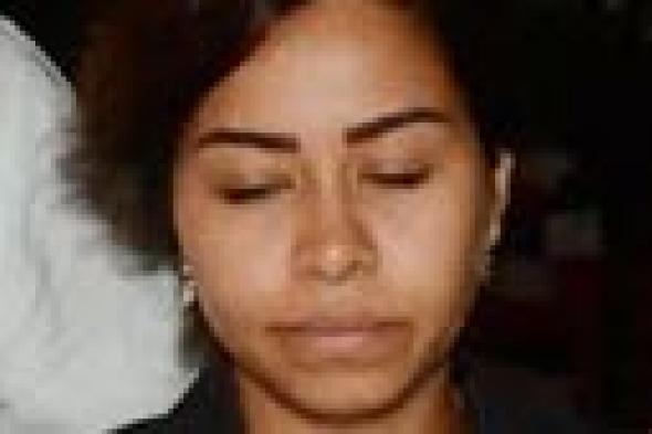 صورة- شيرين عبد الوهاب بدون ماكياج في جنازة خالد صالح