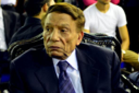 بالصور- "الزعيم" عادل إمام ومحمود سعد يواسيان أسرة خالد صالح في عزائه