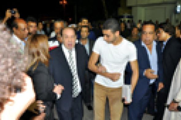 صورة- رغم ظروف مرضه.. المنتصر بالله يقدم واجب العزاء في وفاة خالد صالح