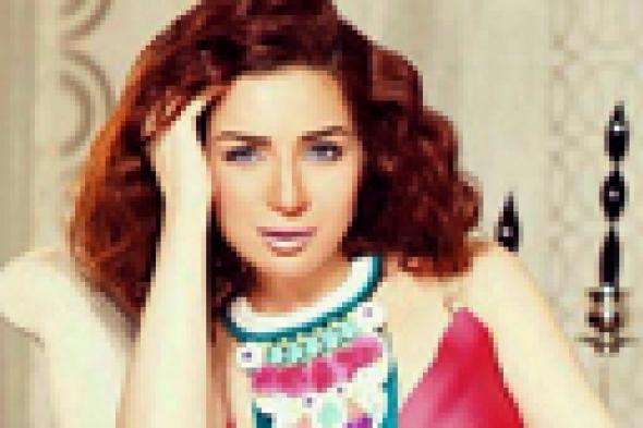 بالفيديو- مي عز الدين تظهر هوسها بالمجوهرات من خلال خاتمها الجديد