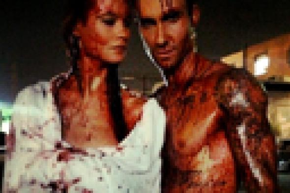 آدم ليفين يعري زوجته في كليبه المقزز "Animals"