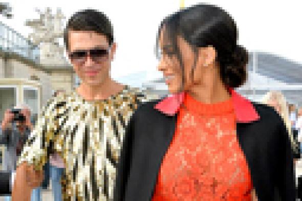 بعد كيم كاردشان.. "متحرش النجوم" يحتك بالمطربة سيارا بملابسه الداخلية